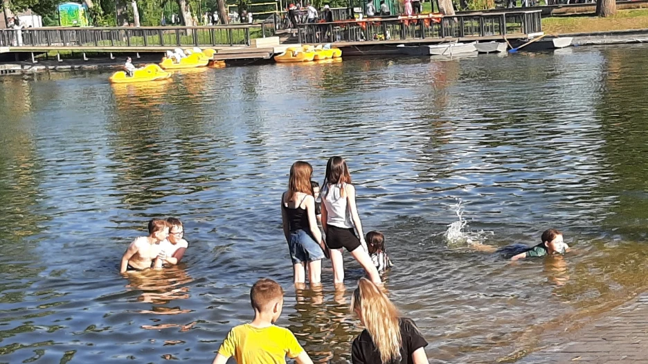 Открыли купальный сезон подростки в Изумрудном
