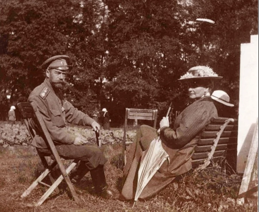 Арест императора и его семьи. Николай II с упругой в Александровском парке в Царском селе.