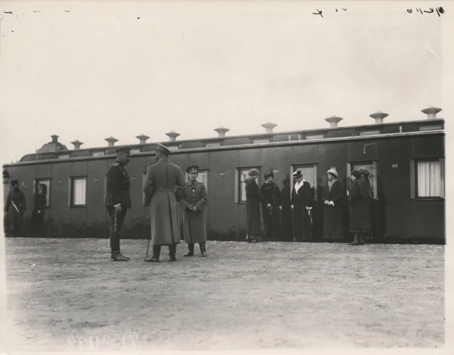 Николай II с семьей на вокзале в Могилеве. Прибытие в Ставку. 1916 г.