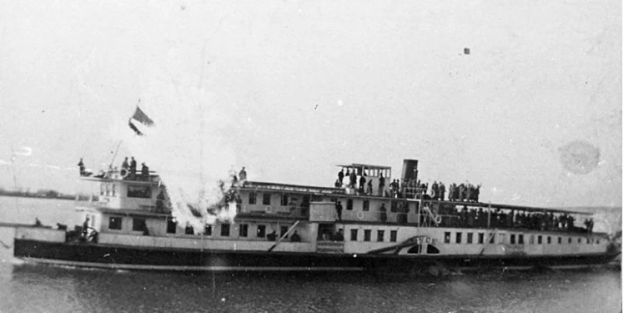 Царь Николай Романов со своей семьей на пароходе &quot;Русь&quot; в 1917 г. в Тобольске.