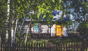 Дом с жёлтой дверью.