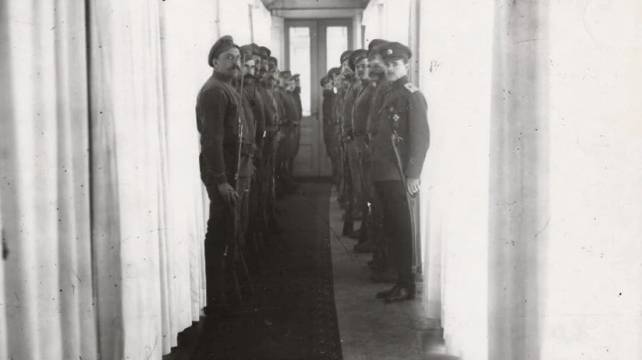 Караул в Таврическом дворце охраняет арестованных.