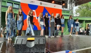 Показ мод прошел в Изумрудном парке