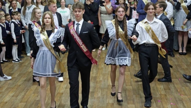 Виктор Томенко посетил последний звонок в школу № 125 Барнаула