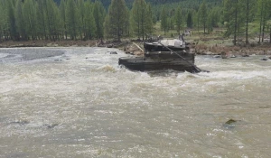 В Республике Алтай переправу смыло паводком.