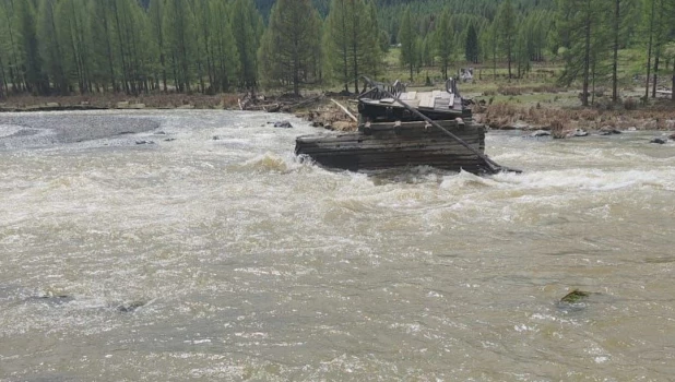 В Республике Алтай переправу смыло паводком.