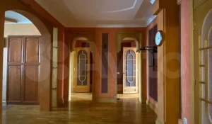 Большая квартира в купеческом стиле продается за 25 млн рублей в Барнауле

