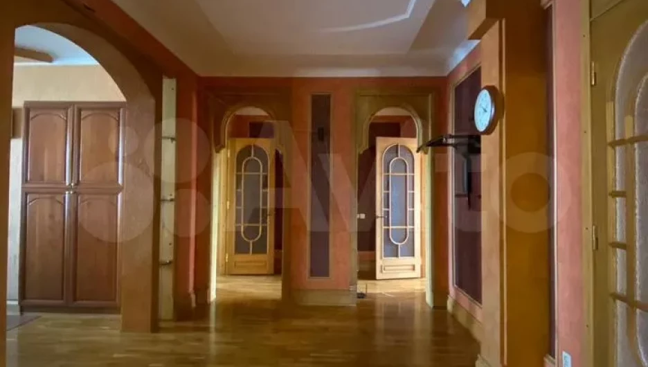 Большая квартира в купеческом стиле продается за 25 млн рублей в Барнауле

