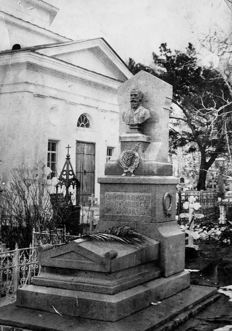 Фото могил Ядринцева и Менье. Снято до разрушения Нагорного кладбища. 