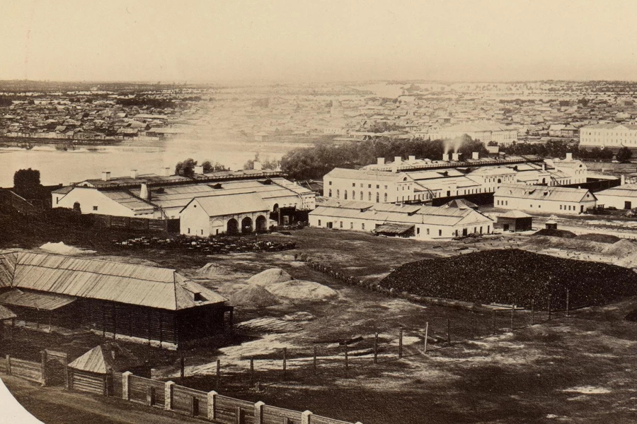 Барнаульский сереброплавильный завод и город Барнаул. Фото 1860-х годов. 