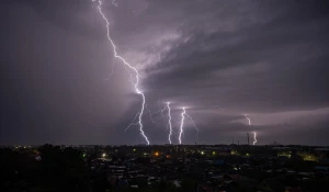 «Суперячейковая» гроза озаряла небо Рубцовска