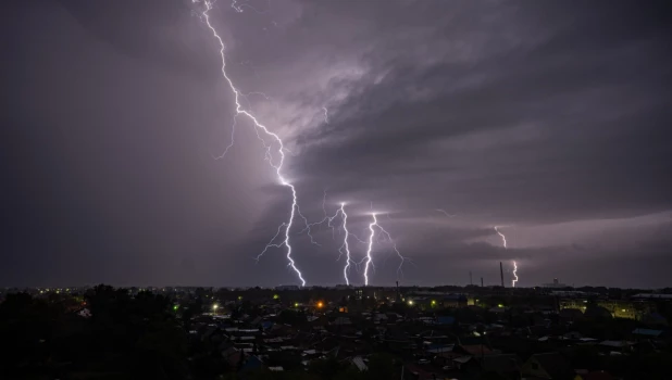 «Суперячейковая» гроза озаряла небо Рубцовска