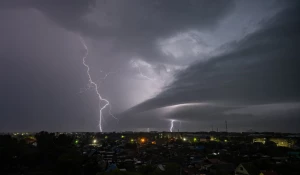 «Суперячейковая» гроза озаряла небо Рубцовска