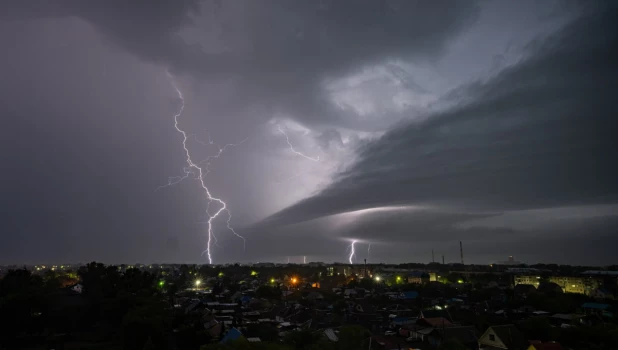 «Суперячейковая» гроза озаряла небо Рубцовска