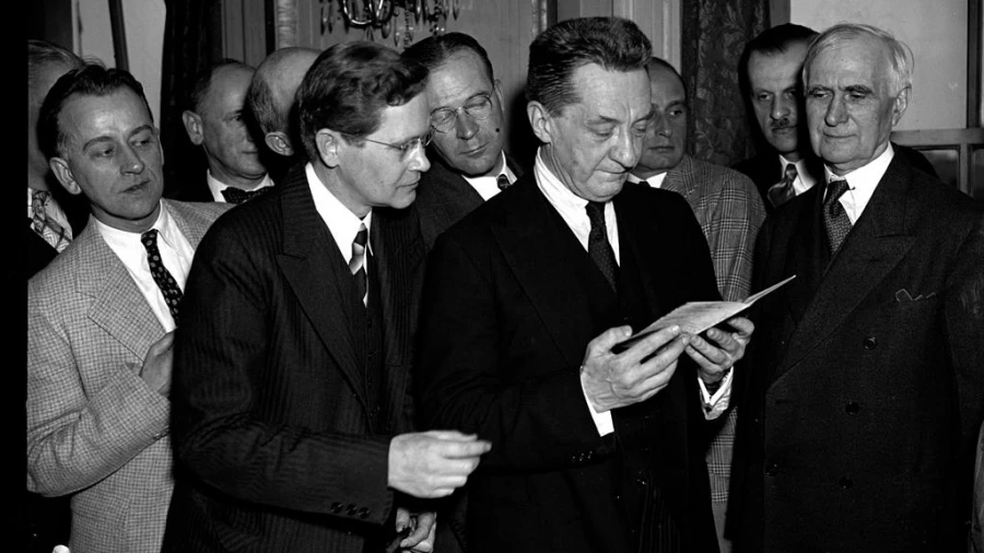 Александр Керенский (читает) в эмиграции, 1938 год.