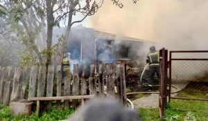 Обнаружили погибшего мужчину под завалами горящего дома в Алтайском крае