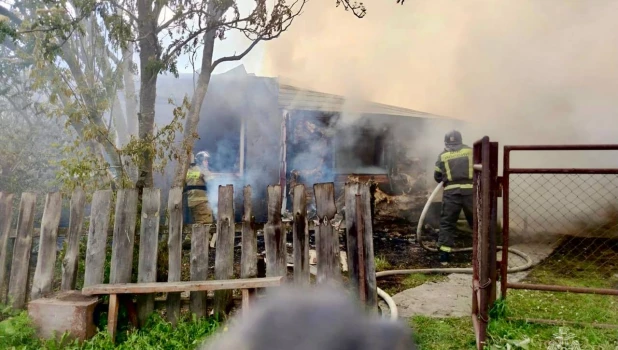 Обнаружили погибшего мужчину под завалами горящего дома в Алтайском крае