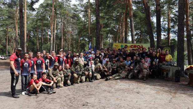 Участники акции «СВОй подвиг» и бойцы СВО.