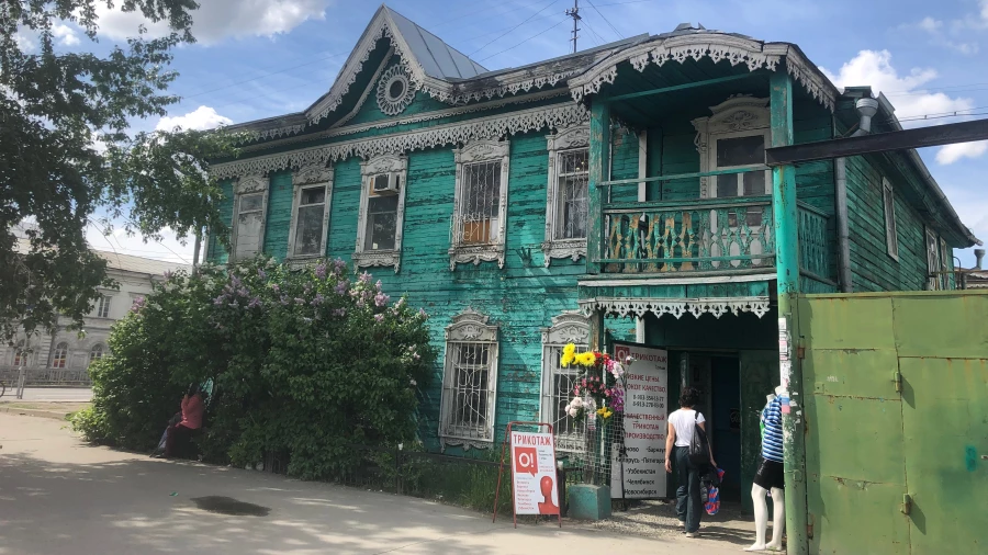 Одно из зданий, где до революции была типография Вершинина. Угол пр. Красноармейского и ул. Пушкина.