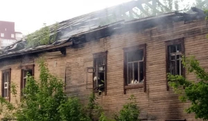 В Барнауле загорелся дом.