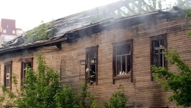 В Барнауле загорелся дом.