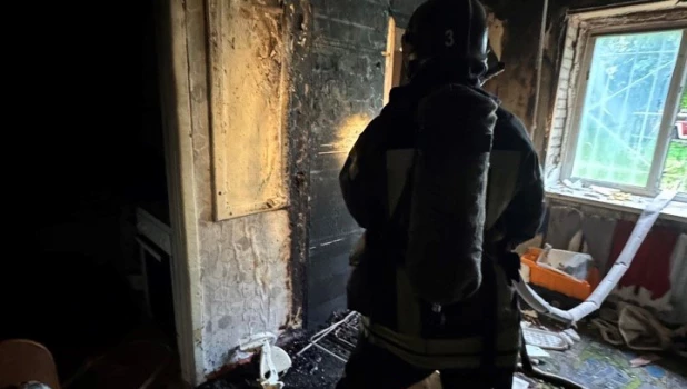 Мощный пожар в Барнауле чуть не погубил жизнь женщины и ребенка.