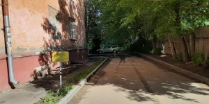 Автопарковки во дворах.