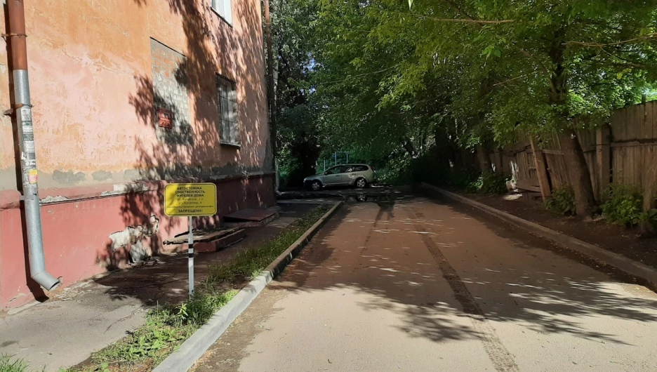 Автопарковки во дворах.