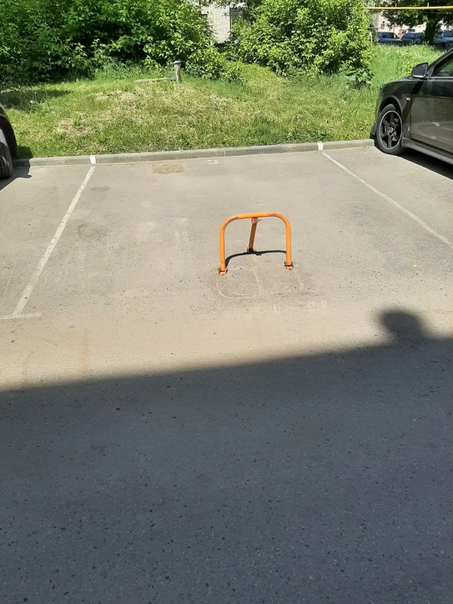 Автопарковки во дворах.