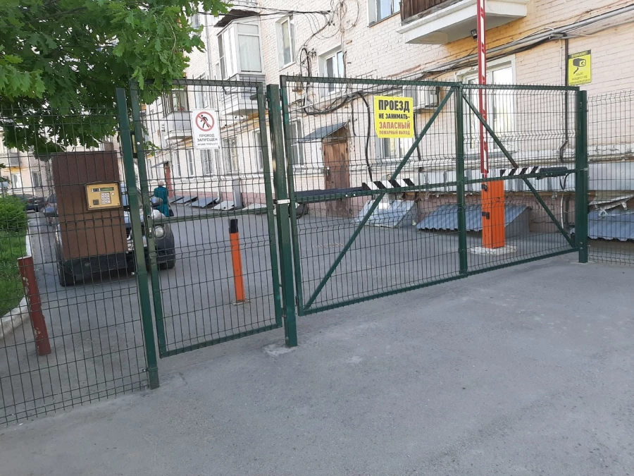 Автопарковки во дворах.