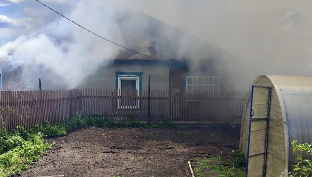 Пожар в Новоалтайске повредил сразу два участка частных домов