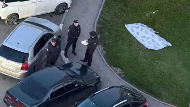 Мужчина выпал из окна и погиб.