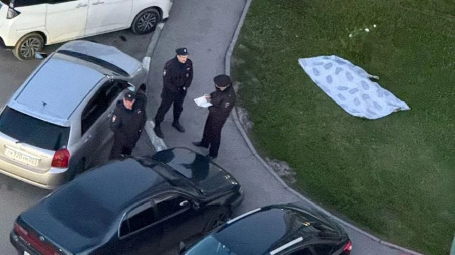 Мужчина выпал из окна и погиб.