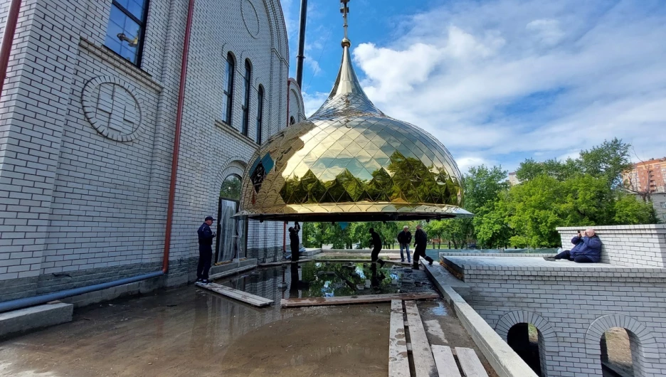 Подъем купола на Спасо-Сергеевский собор.