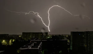 Восходящая молния на Алтае.