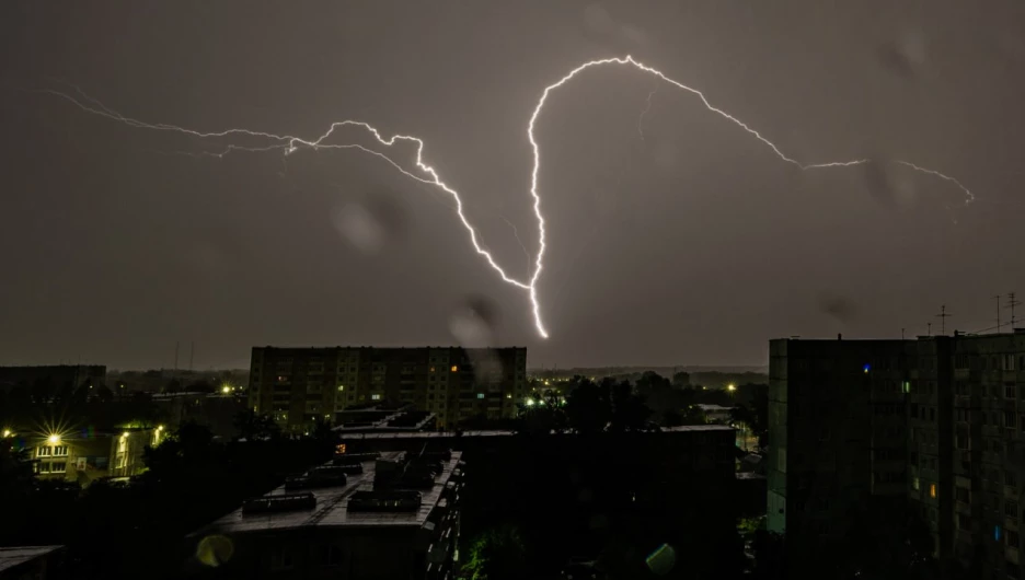 Восходящая молния на Алтае.