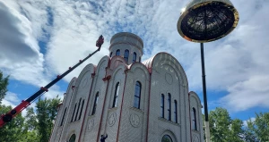 В Барнауле установили купол на Спасо-Сергиевский кафедральный собор.