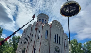 В Барнауле установили купол на Спасо-Сергиевский кафедральный собор.