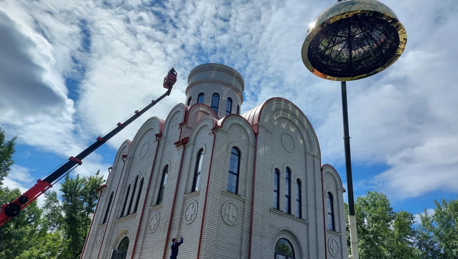 В Барнауле установили купол на Спасо-Сергиевский кафедральный собор.