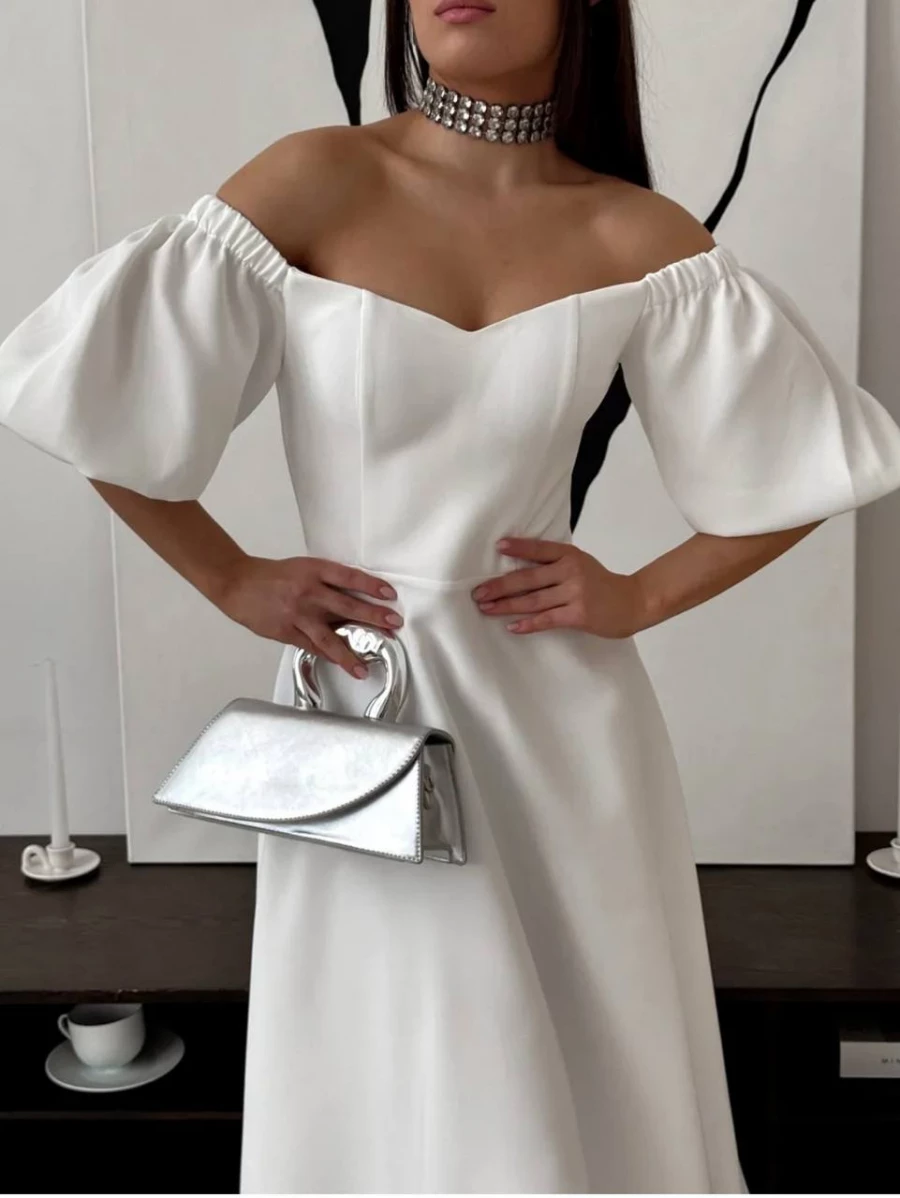 Трендовые платья на выпускной 2025 — модная подборка.