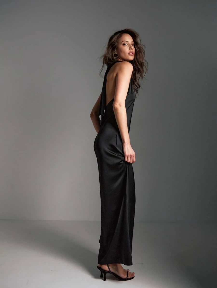 Трендовые платья на выпускной 2025 — модная подборка.