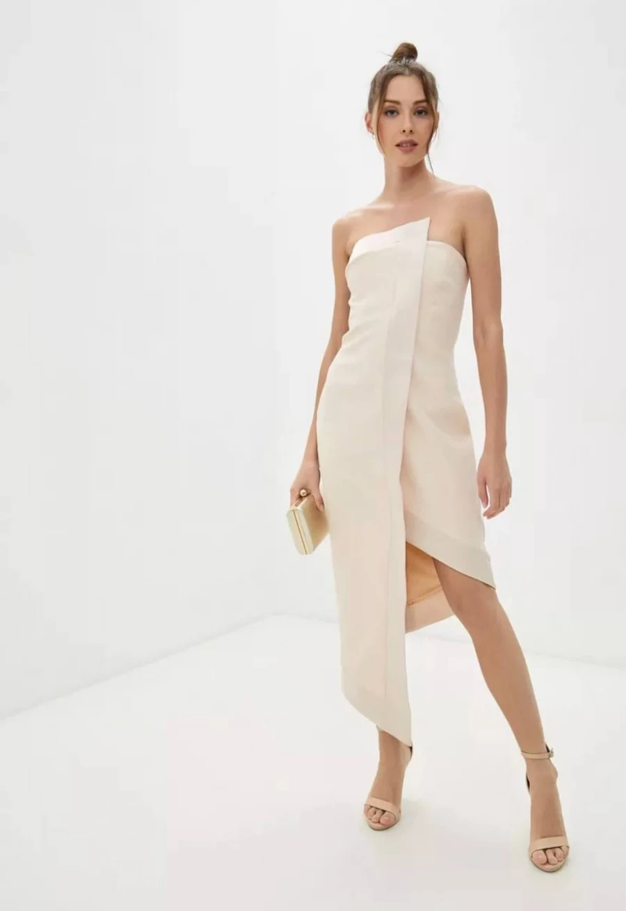 Трендовые платья на выпускной 2025 — модная подборка.