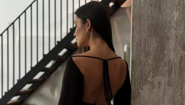 Трендовые платья на выпускной 2025 — модная подборка.