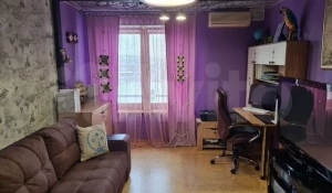 Двушку в сиреневой комнатой с морской тематикой продают в Барнауле за 11,1 млн рублей.