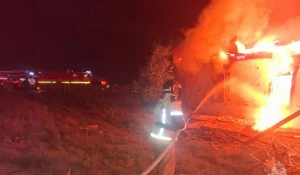 Мужчина получил травмы при сильном пожаре от взрыва газового баллона на Алтае.