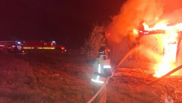 Мужчина получил травмы при сильном пожаре от взрыва газового баллона на Алтае.