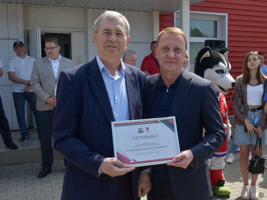 Глава Барнаула Вячеслав Франк и директор спортивной школы «Полимер» Павел Сальников.