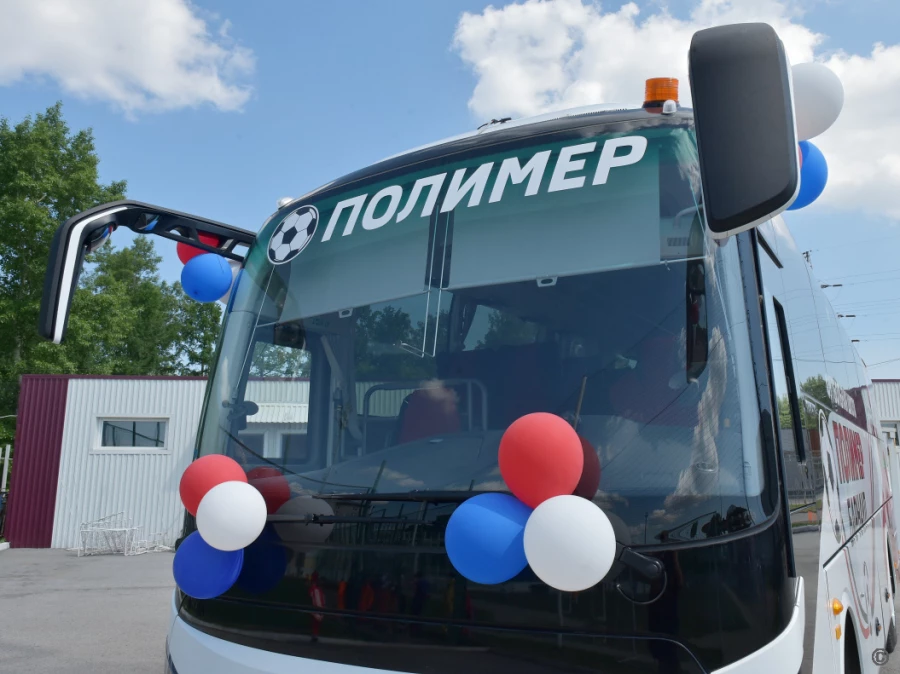 Глава Барнаула Вячеслав Франк вручил спортивной школе «Полимер» новый автобус.