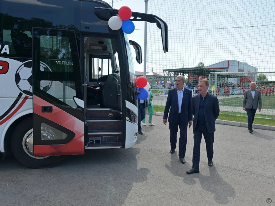 Глава Барнаула Вячеслав Франк вручил спортивной школе «Полимер» новый автобус.