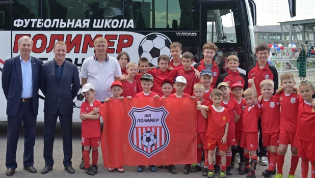 Глава Барнаула Вячеслав Франк поздравил воспитанников спортивной школы «Полимер» с праздником и вручил им ключи от нового автобуса.